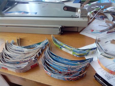 in Streifen geschnittene Getränkeverpackungen