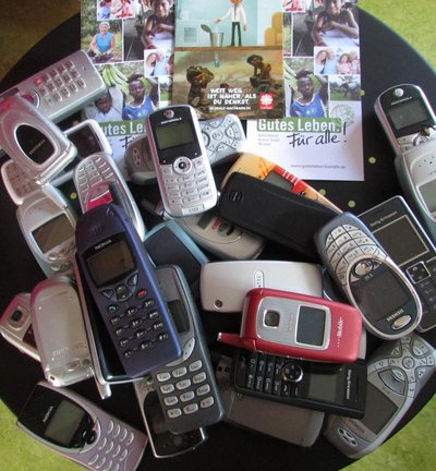 Mehrere gebrauchte Mobilfunkgeräte auf einem Tisch