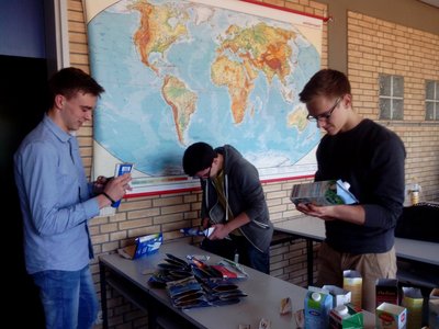 Schüler falten Getränkekartons