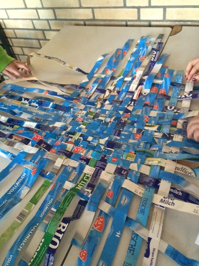 Anordnung der Streifen von Getränkekartons zum Verweben