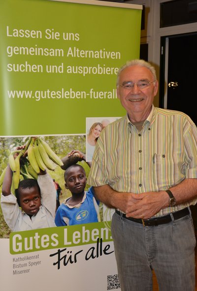 Hans Kirsch Hans Kirsch vor dem Transparent der Kampagne Gutes Leben. Für alle!